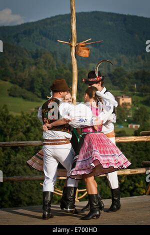 Ceca ballerini folcloristici, indossando il costume tradizionale, di eseguire la tradizionale danza sul palco in Beskidy mountains. Foto Stock