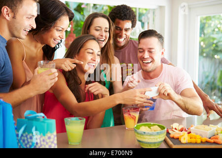 Gruppo di amici prendendo Selfie mentre festeggia il compleanno Foto Stock