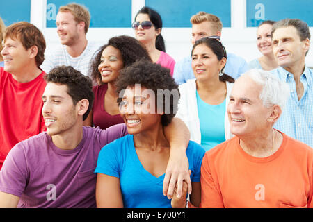 La folla di spettatori guardando Outdoor Sports Event Foto Stock