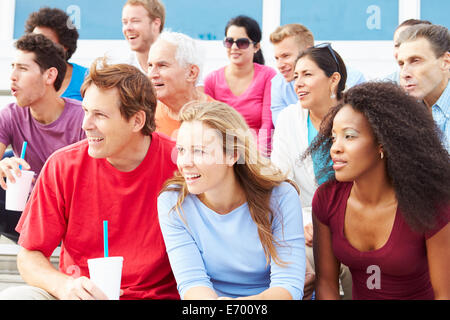 La folla di spettatori guardando Outdoor Sports Event Foto Stock
