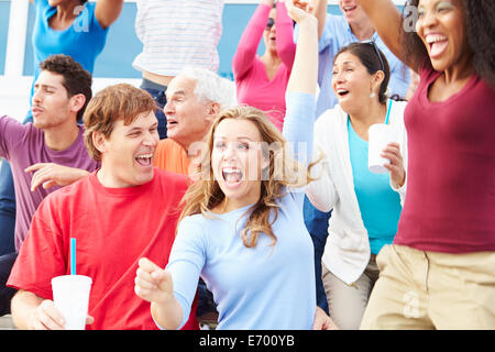 Gli spettatori che celebra in Outdoor Sports Event Foto Stock