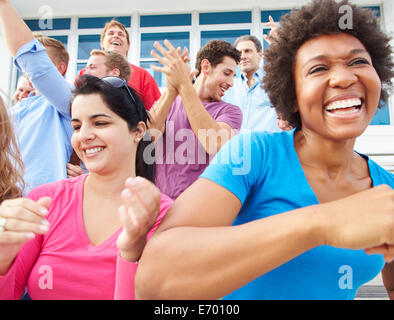 Pubblico Dancing in concerto all'aperto le prestazioni Foto Stock