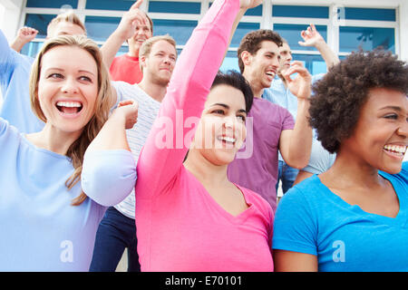 Pubblico Dancing in concerto all'aperto le prestazioni Foto Stock