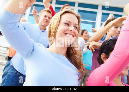 Pubblico Dancing in concerto all'aperto le prestazioni Foto Stock