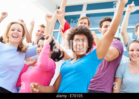 Pubblico Dancing in concerto all'aperto le prestazioni Foto Stock