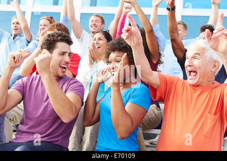 Il tifo del pubblico in concerto all'aperto le prestazioni Foto Stock