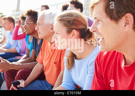 Il pubblico a guardare il concerto all'aperto le prestazioni Foto Stock