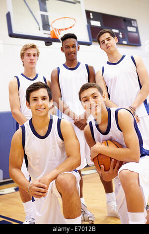 Membri del maschio della High School della squadra di basket Foto Stock