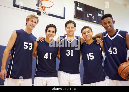 Membri del maschio della High School della squadra di basket Foto Stock