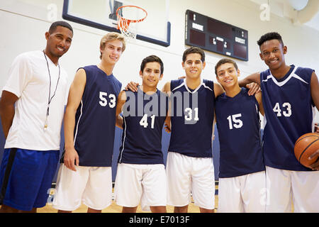 Membri del maschio della High School della squadra di basket con pullman Foto Stock