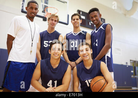 Membri del maschio della High School della squadra di basket con pullman Foto Stock