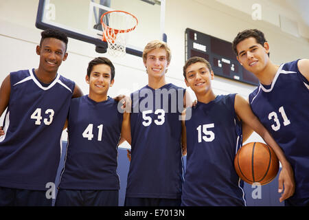 Membri del maschio della High School della squadra di basket Foto Stock