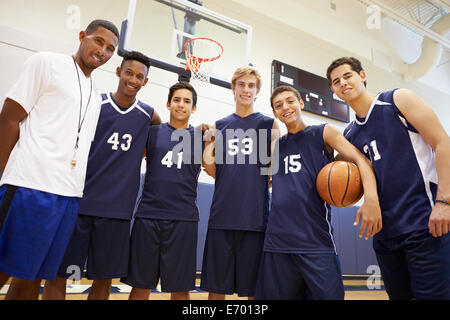 Membri del maschio della High School della squadra di basket con pullman Foto Stock