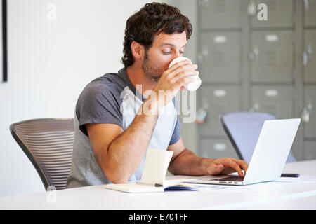 Casualmente vestito uomo al lavoro in studio di design Foto Stock