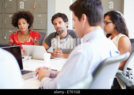 I progettisti incontro per discutere di nuove idee Foto Stock