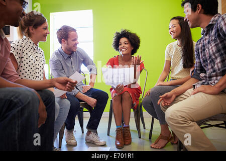 Gruppo di progettisti di incontro per discutere di nuove idee Foto Stock