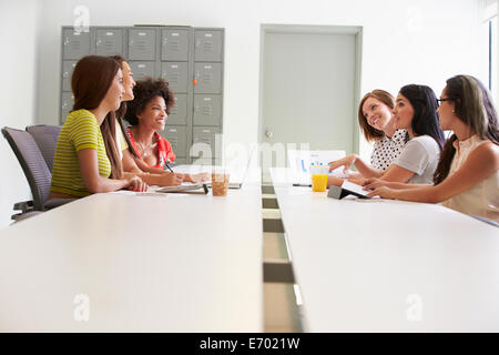 Un gruppo di donne che lavorano insieme in studio di design Foto Stock