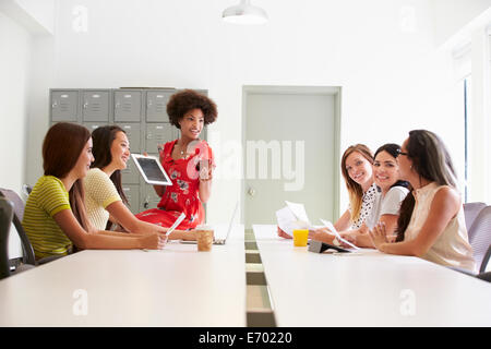 Un gruppo di donne che lavorano insieme in studio di design Foto Stock