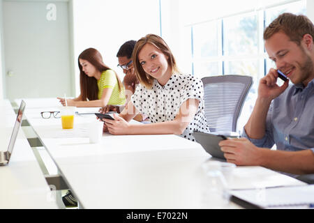 Il Team di progettazione collaborando sul progetto insieme Foto Stock