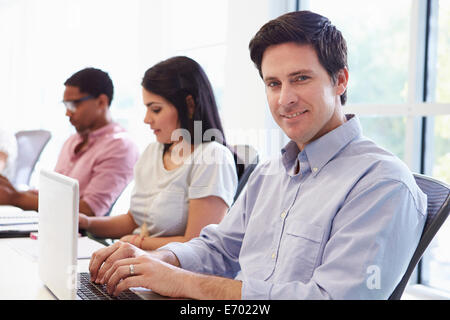 Il Team di progettazione collaborando sul progetto insieme Foto Stock