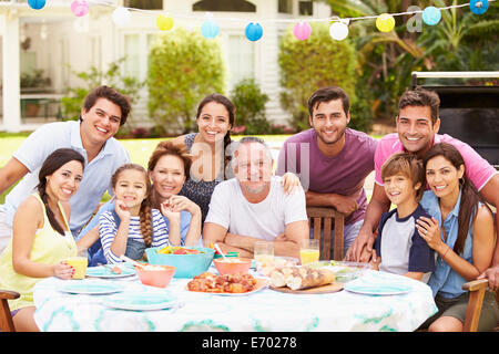 Multi generazione godendo della famiglia pasto nel giardino insieme Foto Stock