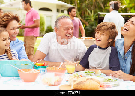 Multi generazione godendo della famiglia pasto nel giardino insieme Foto Stock