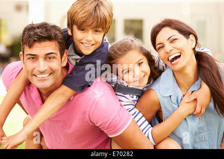 Ritratto di famiglia felice nel giardino di casa Foto Stock