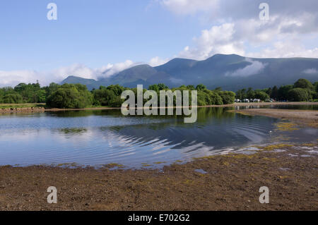 Derwentwater, Lake District, Cumbria, guardando verso Skiddaw dall'area di limo edificio fino all'estremità nord del lago. Foto Stock