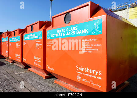 Vetro, bottiglie e vasetti bank nel parcheggio di sainsburys in bispham (vicino a Blackpool, Lancashire Foto Stock