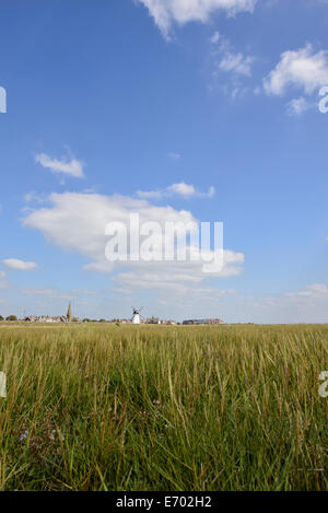 Vista dalla palude indietro verso la città di lytham in Lancashire compresi lytham windmill (tide out) Foto Stock