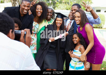 African studente americano celebra la graduazione Foto Stock