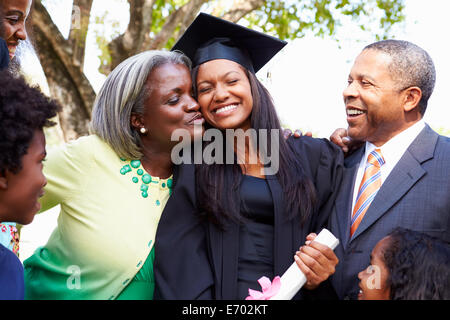 Studente celebra la graduazione con i genitori Foto Stock