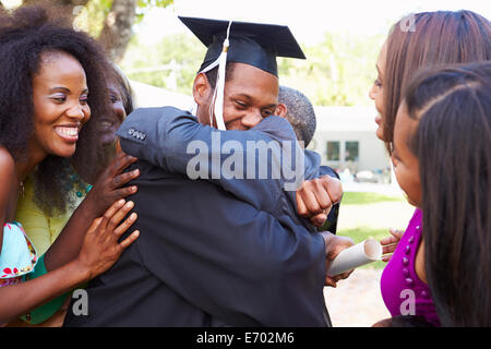 African studente americano celebra la graduazione Foto Stock