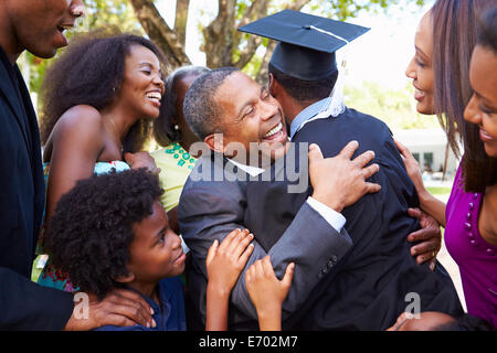 African studente americano celebra la graduazione Foto Stock