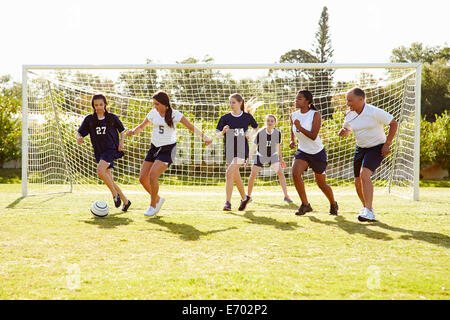 I membri femminili di alta scuola calcio giocando Match Foto Stock