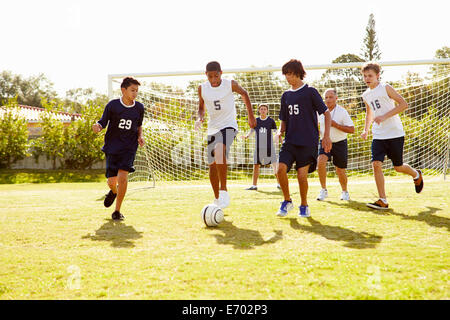 I membri dei maschi di alta scuola calcio giocando Match Foto Stock