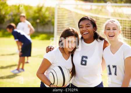 I membri femminili di alta scuola calcio Team Foto Stock