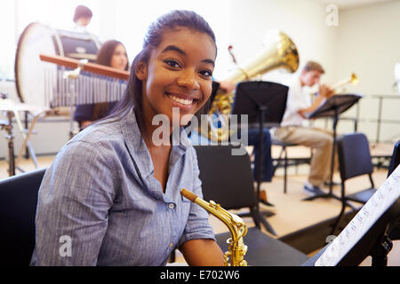 Pupilla d femmina suonare il sassofono In alta scuola Orchestra Foto Stock