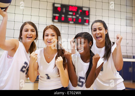 I membri femminili di alta scuola squadra di pallavolo Foto Stock