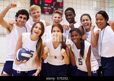 Ritratto di alta scuola pallavolo i membri del team con pullman Foto Stock