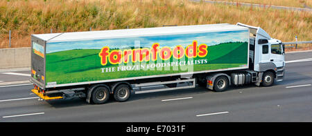 Vista laterale prodotti alimentari congelati catena supermercato commercio al dettaglio catena di fornitura camion e pubblicità su rimorchio su autostrada UK Foto Stock