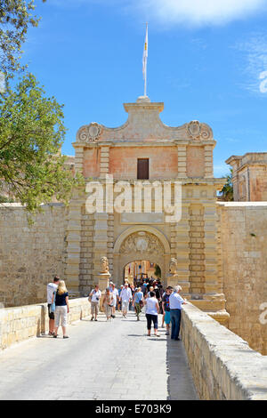 Ponte di ingresso & gate a la città silenziosa di Mdina un borgo medioevale e la vecchia capitale di Malta Foto Stock