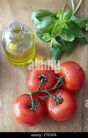 Pomodori, olio d'oliva e basilico Foto Stock