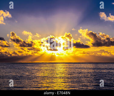 Sunrise e nuvole sopra il mare dei Caraibi, Guadalupa, French West Indies Foto Stock