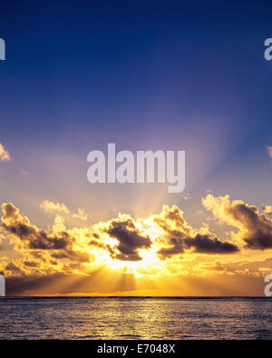 Sunrise e nuvole sopra il mare dei Caraibi, Guadalupa, French West Indies Foto Stock