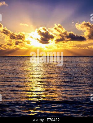 Sunrise e nuvole sopra il mare dei Caraibi, Guadalupa, French West Indies Foto Stock