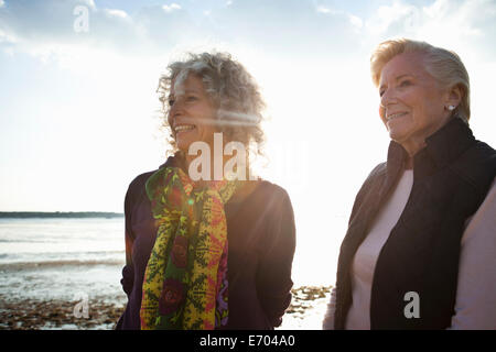 Madre e figlia gode di vista sulla spiaggia Foto Stock