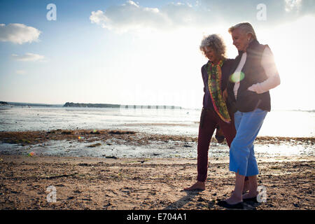 Madre e figlia camminando sulla spiaggia Foto Stock