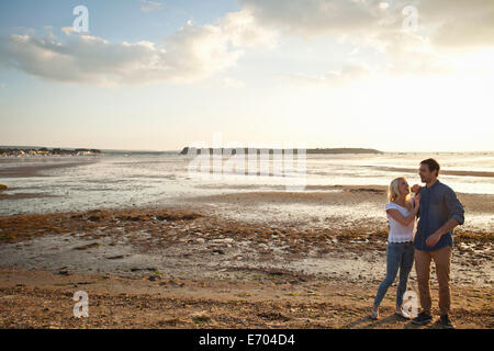 Coppia giovane godendo beach Foto Stock