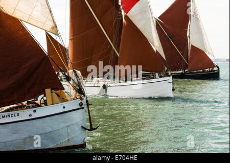 Promemoria, Niagara e Edith può, vela lontano all'inizio del Southend on Sea Barge Match,2014. Foto Stock